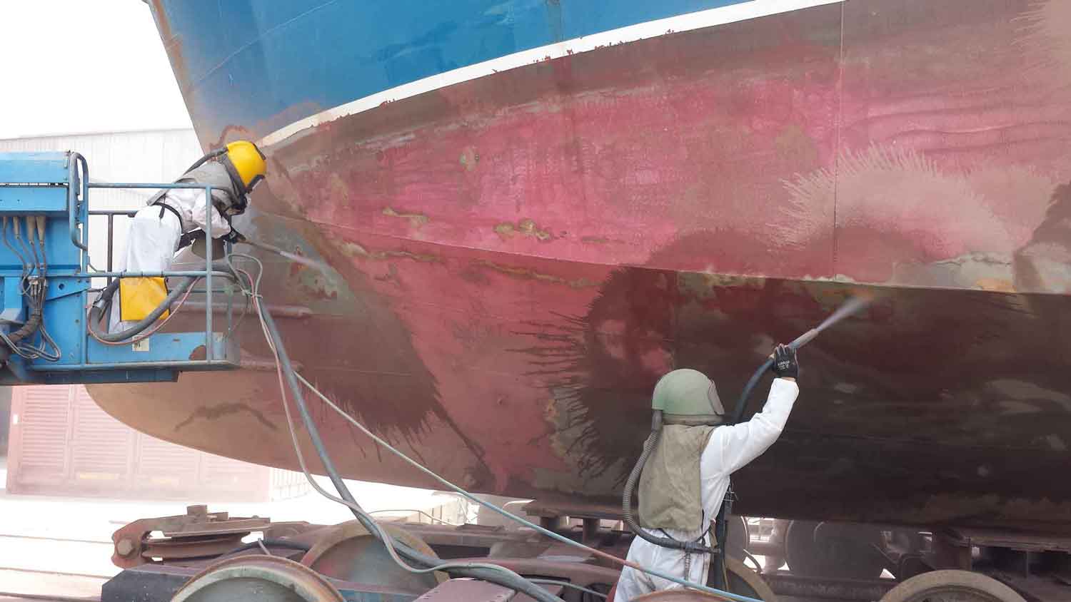 What’s the Difference Between Abrasive Blasting and UHP Cleaning?
